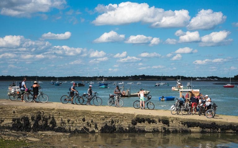 Vélos et randonneurs prêts à embarquer sur le Petit Passeur des Iles.