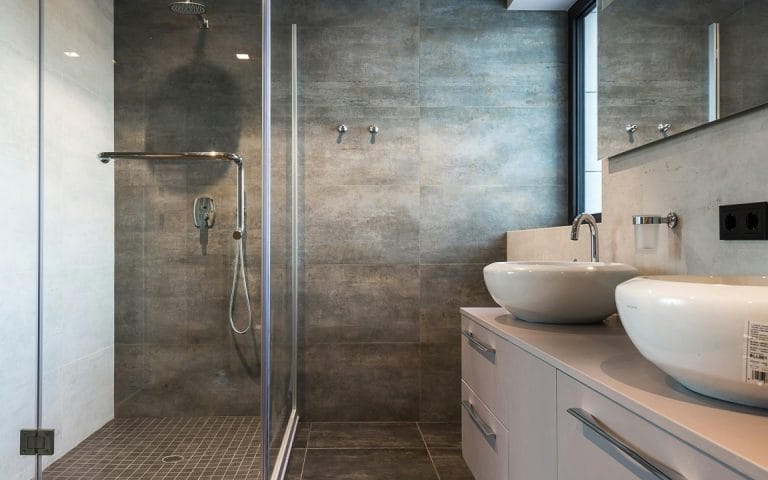 Salle d'eau avec douche italienne du gite dans le Golfe du Morbihan
